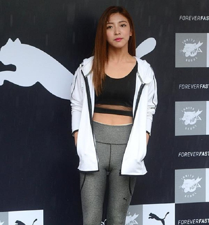 Luna (Fx) cũng mắc lỗi tương tự. Có lẽ, cô và stylist nên chú ý hơn đến sự cố nhạy cảm như thế này.