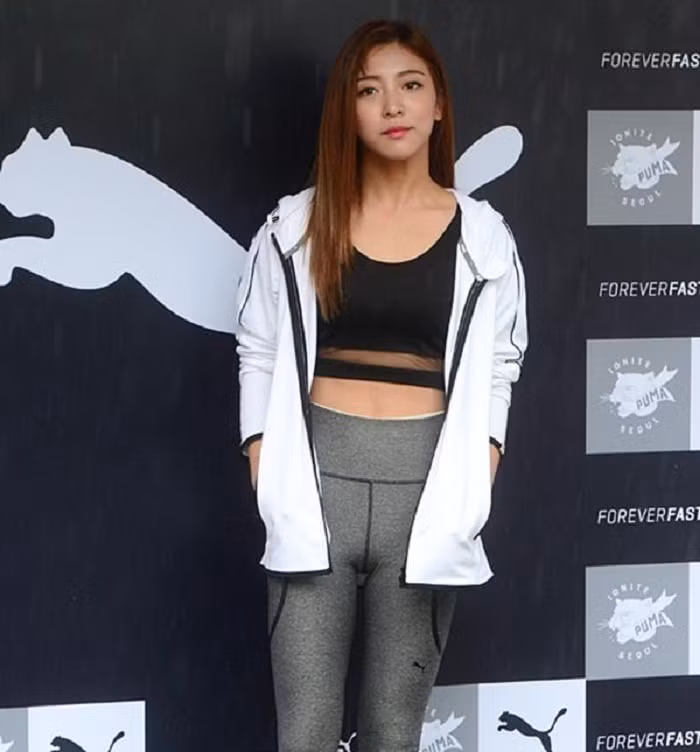 Luna (Fx) cũng mắc lỗi tương tự. Có lẽ, cô và stylist nên chú ý hơn đến sự cố nhạy cảm như thế này.