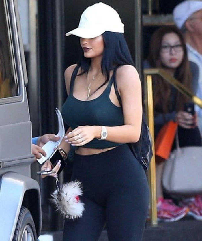 Kylie Jenner, em gái cô Kim cũng nối gót chị, thường xuyên diện mẫu quần bó sát này.