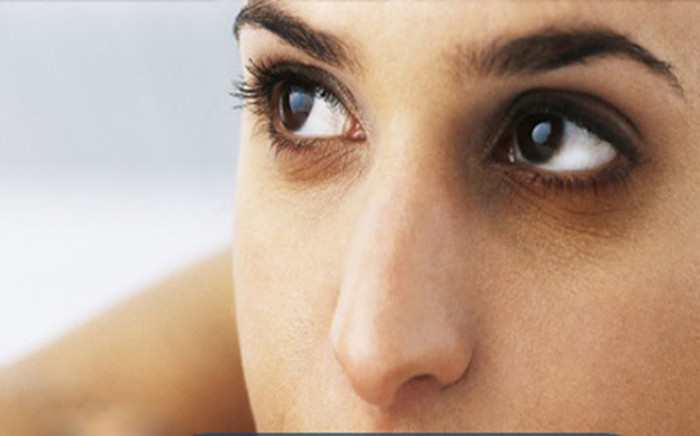 Mắt thâm quầng. Khi thận có vấn đề, độc tố trong cơ thể không được chuyển hóa đúng cách nên rất dễ tích tụ trong máu. Đặc biệt, khu vực bao quanh mắt phân bố dày đặc các mạch máu nên sẽ nhanh chóng trở nên thâm quầng. Ngay cả khi ngủ đủ giấc thì tình trạng này cũng không thể cải thiện được.