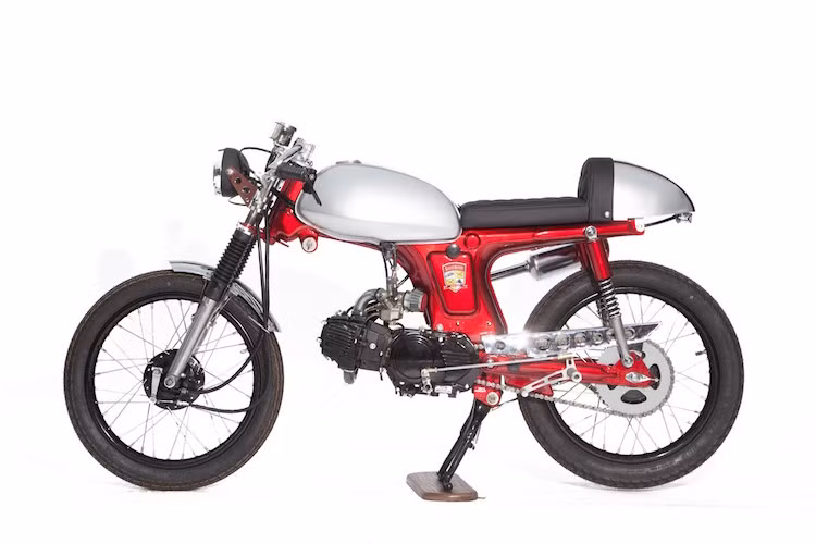 Chiếc xe đã được Haven "rã" ra trong garage của gia đình. Sau đó cậu tự phục chế lại khung và sơn lại trong tông màu đỏ - bạc. Về động cơ, cậu đã thay khối máy 70cc nguyên bản sang máy 110cc của Honda CL 110.