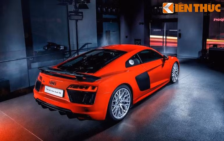 Dù sử dụng chung động cơ V10 5.2l nạp khí tự nhiên như R8 thường, nhưng R8 Plus đạt công suất tối đa tới 610 mã lực và mô-men xoắn 560 Nm. Nhờ sức mạnh trên, xe có thể đạt 100 km/h chỉ trong 3,2 giây trước khi vươn tới tốc độ tối đa 330 km/h.