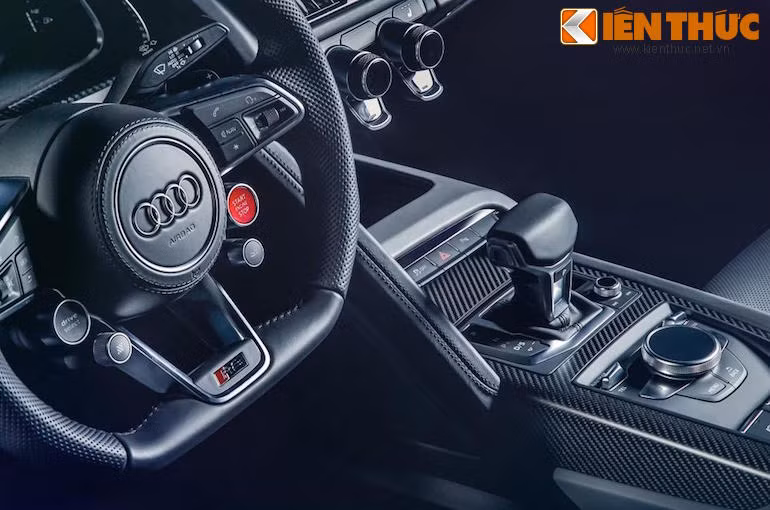 Nội thất của xe được thiết kế đơn giản và hiện đại, với các chi tiết sợi carbon làm điểm nhấn.