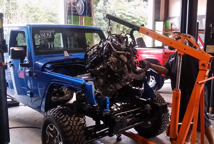 Điểm độc đáo nhất của chiếc Jeep Wrangler độ này đó là động cơ 3.6l V6 nguyên bản của chiếc xe đã bị loại bỏ, thay vào đó là khối máy V8 siêu nạp 6.2l từ mẫu xe thể thao Dodge Challenger Hellcat.