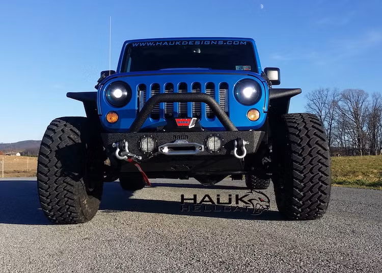 Dựa trên cơ sở phiên bản cao cấp nhất Jeep Wrangler Rubicon Unlimited, hãng độ Hauk Designs đã tạo ra bản độ Wrangler Hellcat cực kỳ mạnh mẽ.