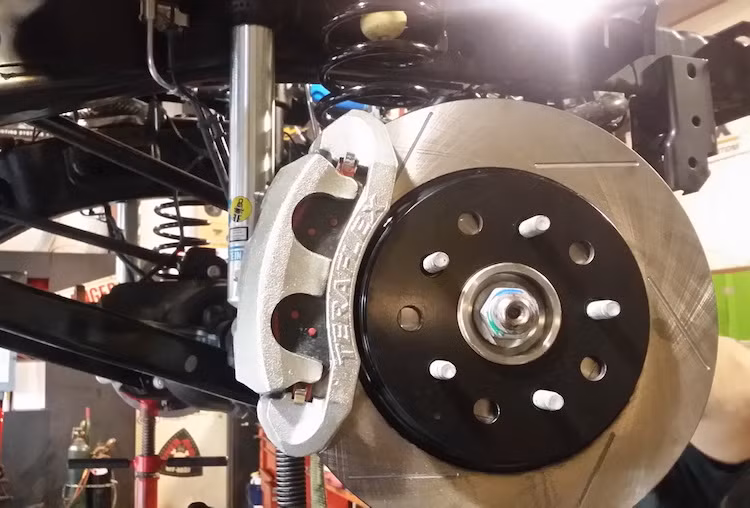 Ngoài ra, Hauk Design còn nâng cấp cả hệ thống phanh với heo Baer Teraflex 6 piston, hệ thống treo với lò xo Bilstein, trục các-đăng cứng hơn cùng nhiều thay đổi khác.