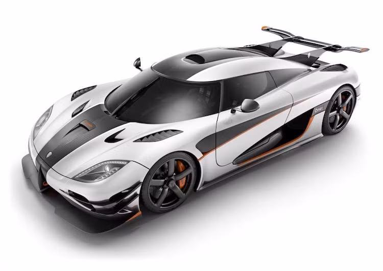 Trong Thế giới siêu xe, Koenigsegg được coi là một chiếc xe tối thượng, do có tỉ lệ công suất-trọng lượng đạt 1:1.