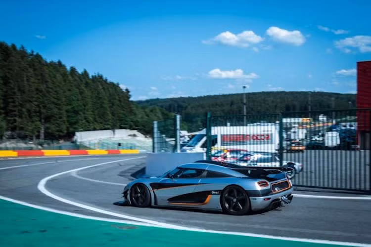 Với tổng cộng chỉ 7 chiếc được sản xuất, chắc chắn giá của One:1 trong tương lai sẽ còn tăng cao hơn nữa. Hiện chiếc xe thử nghiệm đang được showroom SuperVettura tại Anh treo giá 6 triệu USD (tương đương 135 tỷ đồng).