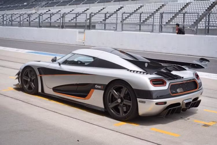 Chiếc thứ 7 đang được showroom SuperVettura tại Anh rao bán có số chassis #7106 và đã được Koenigsegg sử dụng để thử nghiệm nhằm tạo ra 6 phiên bản thương mại để bán cho các "đại gia" trên Thế giới.