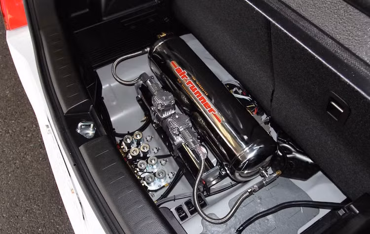 Được cung cấp bởi hãng Air Runner, hệ thống treo hoạt động bằng một bình khí nén giấu phía sau khoang hành lý của xe.