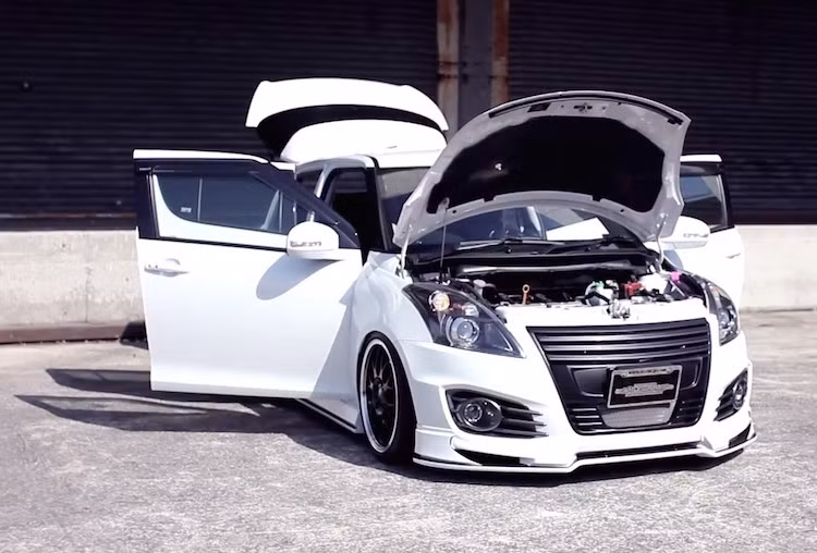 Không chỉ dừng lại ở ngoại thất, động cơ 1.6 của chiếc Swift này còn được độ thêm tăng áp, giúp xe đạt công suất lên tới khoảng 200 mã lực.