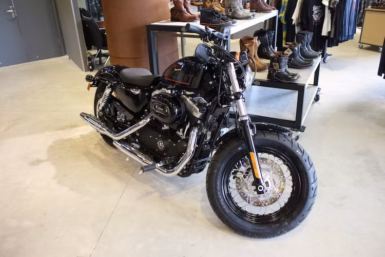 Được bán lần đầu từ năm 2010, với tên mã là XL1200X, Harley-Davidson Forty Eight là một phiên bản khác của dòng XL1200 Sportster.