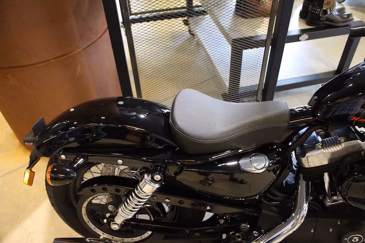 Ở phía sau, chiếc xe có giảm xóc ngắn và yên solo.