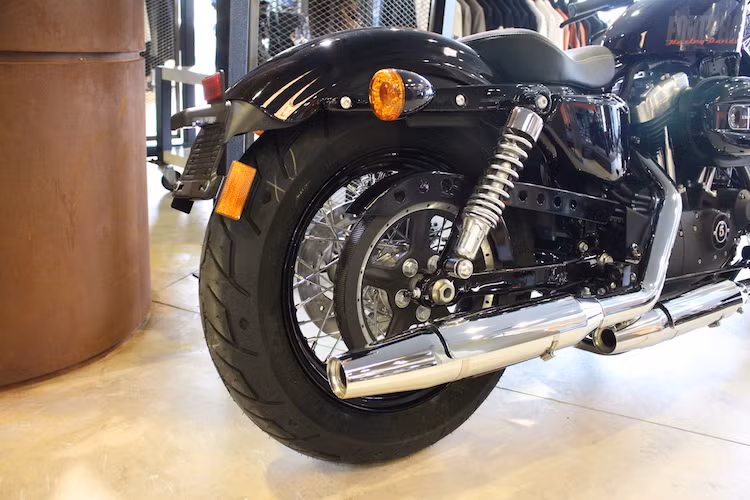 Lốp sau của xe có kích thước khá tương đồng với lốp trước, dùng cỡ 150/60/16. Động cơ V-Twin truyền động tới bánh sau thông qua dây đai.