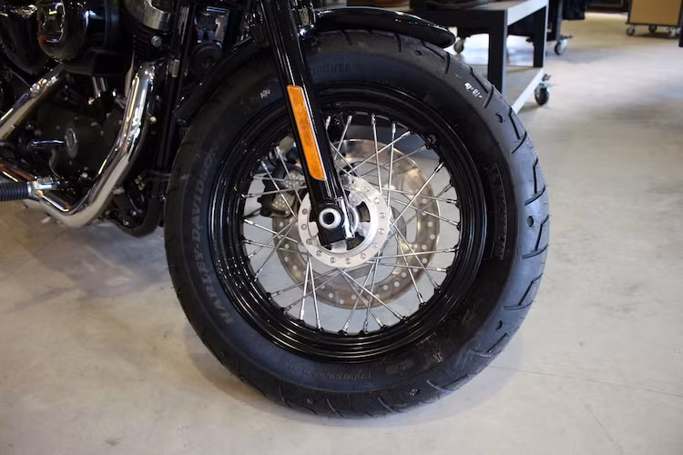 Thiết kế cổ điển thể hiện rõ ngay từ cặp bánh căm của xe. So với các mẫu Harley-Davidson khác, lốp trước của Forty Eight khá "béo" khi có kích thước lên tới 130/90/16.