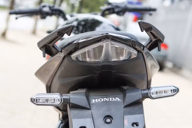 Ở phía sau, CB150R cũng sử dụng đèn hậu và đèn xi-nhan LED. Với thiết kế vuốt nhọn, phần đuôi xe đem tới cho tổng thể CB150R vẻ năng động và thể thao hơn.