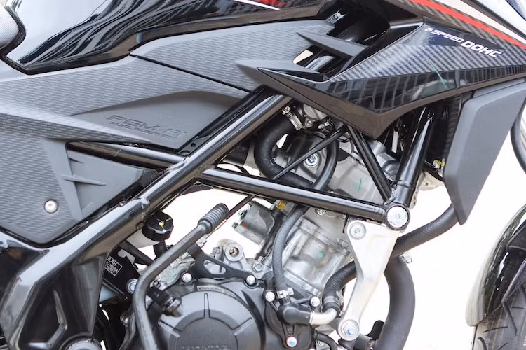 CB150R Streetfire được trang bị động cơ DOHC 1 xi-lanh 150 cc phun xăng điện tử FI, làm mát bằng nước mới nhất của Honda. Động cơ này có công suất tối đa 16,2 mã lực và mô-men xoắn cực đại 13,8 Nm. Xe được trang bị hộp số 6 cấp.