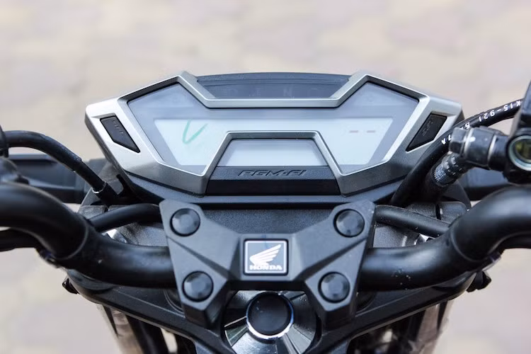 Bảng đồng hồ trên CB150R được bố trí nằm ngang và hiển thị các thông tin như báo tua, báo xăng, báo giờ và quãng đường đi hoàn toàn bằng điện tử.