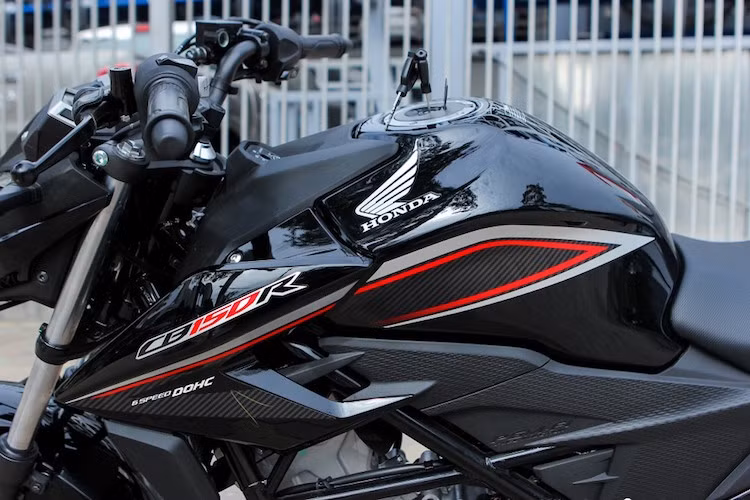 Bình xăng của xe có dung tích lên tới 12 lít, có 2 tấm ốp sắc sảo ở hai bên và dán tem vân carbon đậm chất thể thao.