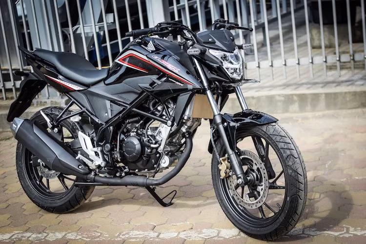 Vừa được nhập khẩu từ Indonesia về, mẫu xe Honda CB150R tại Việt Nam hiện đang được bán với giá 106 triệu đồng tại showroom môtô tư nhân Hà Nội.