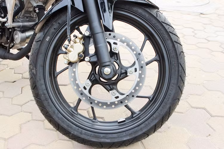 Thiết kế vành 5 cánh kép xoắn của xe gợi nhớ tới chiếc Honda CB190R. Xe được trang bị phanh đĩa đơn phía trước 2 piston kèm lốp "béo" 100/80/17.