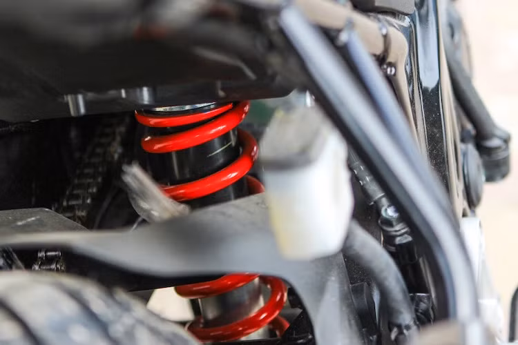 Phuộc sau xe dạng monoshock.