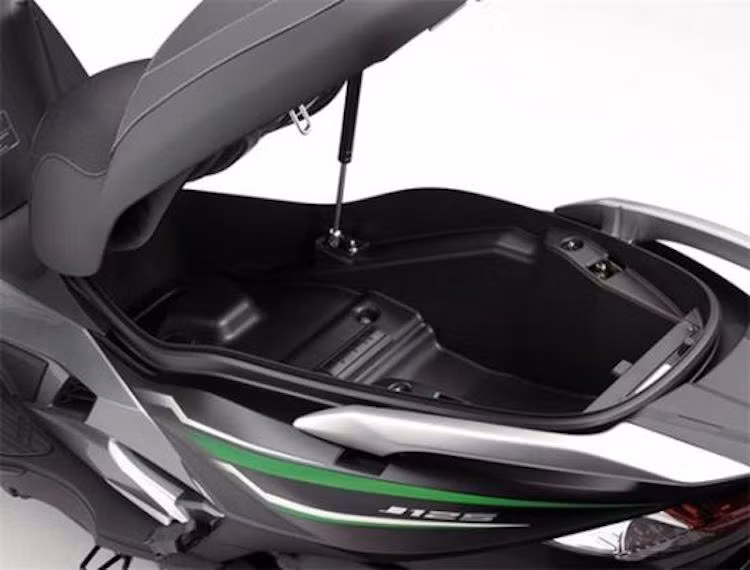 Là một chiếc xe maxi scooter, J125 đương nhiên được trang bị một hộp chứa đồ với kích thước rất lớn bên dưới yên xe.