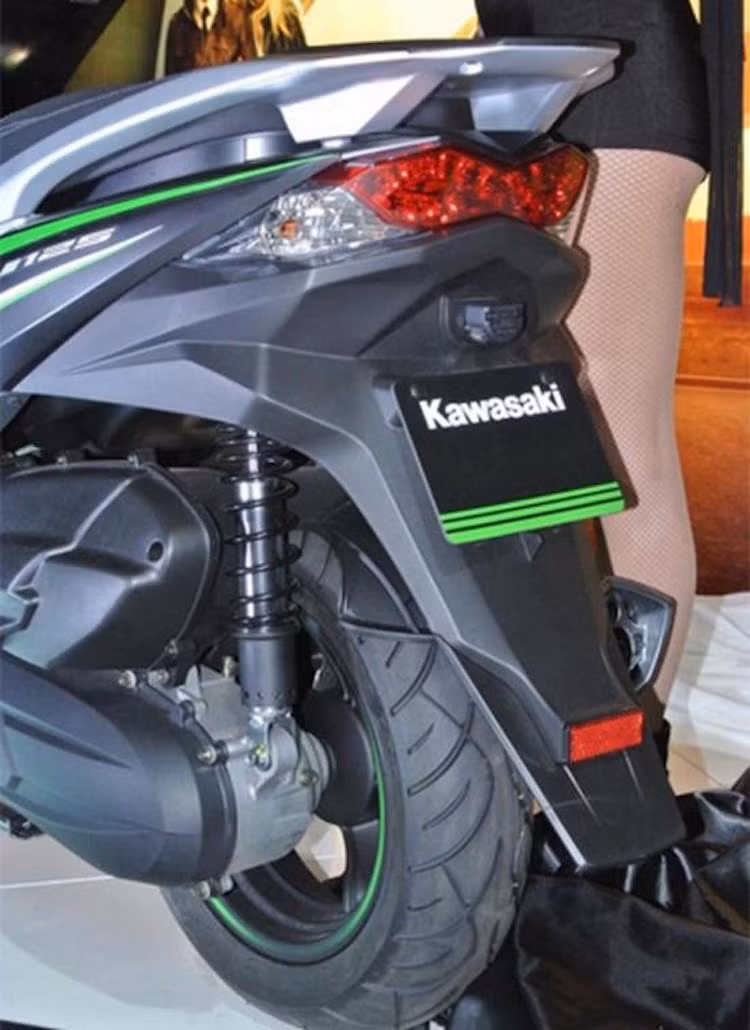 Đuôi xe có thiết kế sắc sảo, sử dụng công nghệ chiếu sáng LED.