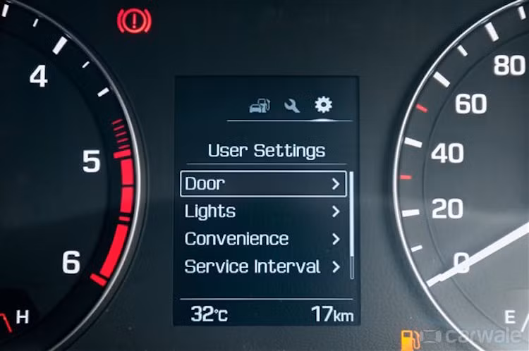 Bảng đồng hồ còn có thêm một màn hình hiển thị đa thông tin nhỏ, cung cấp chi tiết các thông số vận hành và trạng thái hoạt động của xe.