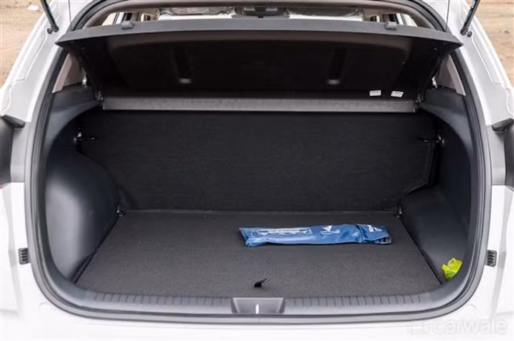 Khoang hành lý của xe với thể tích rộng rãi...