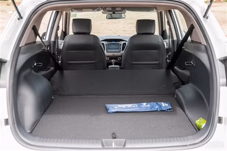 ... Và có thể được mở rộng hơn nữa bằng cách gập hàng ghế sau xuống. Tuy nhiên khá đáng tiếc khi hàng ghế sau của Creta không có khả năng gập 60/40.