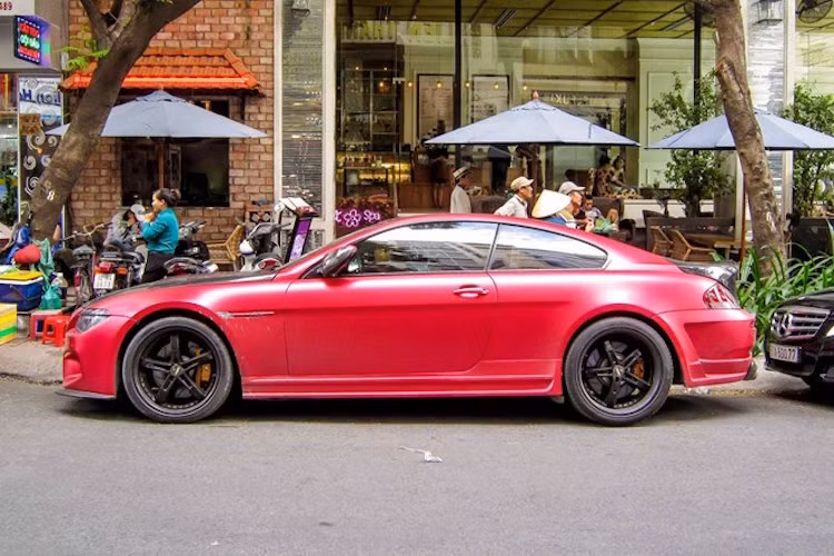 Ở hai bên thân, chiếc M6 có bộ mâm 5 cánh mới và ốp dè bên thể thao.