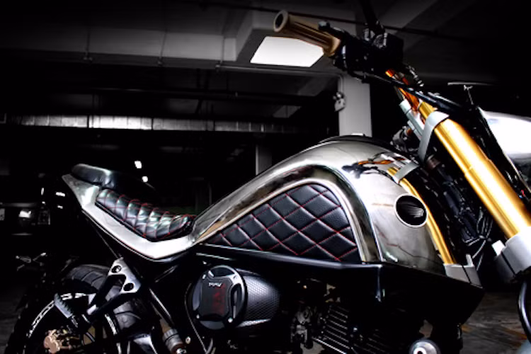 Bình xăng của xe cũng được tạo hình bằng inox và có miếng ốp da chần chỉ như yên xe.