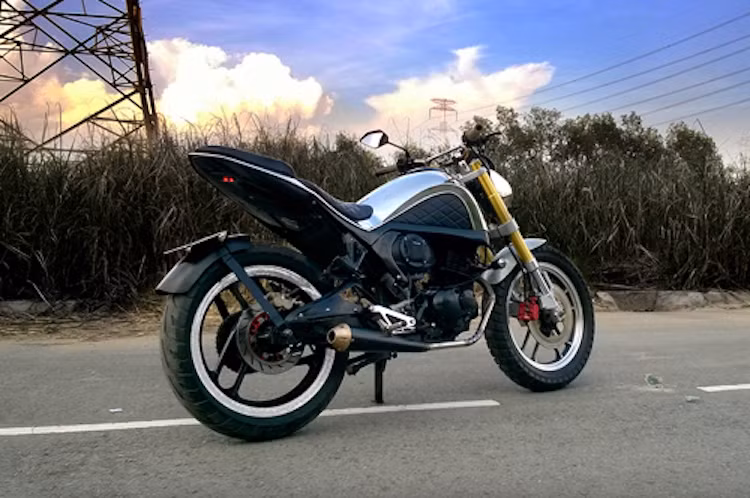 Cặp lốp 18 inch bản lớn cùng pô "quả chuỳ" chế tạo thủ công là những chi tiết nổi bật cuối cùng trên chiếc xe độ độc nhất Việt Nam này.