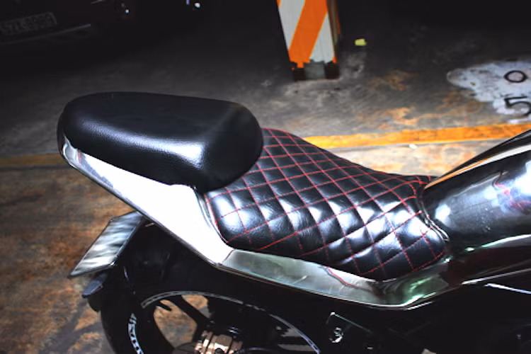 Phần đuôi đã được gò bằng inox và tạo dáng "vuốt đuôi" thể thao, hiện đại hơn. Yên cho người ngồi sau được bọc da trơn, trong khi yên trước được chần chỉ đỏ vân kim cương cá tính.