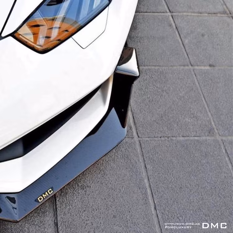 Được làm từ sợi carbon, phần cánh lướt gió này đem tới cho Huracan 2 "vây" khí động học nhỏ ở hai bên cản, tương tự như chiếc Aventador LP720-4 50 Anniversario.