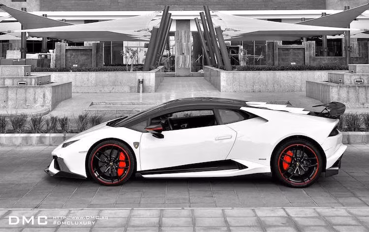 Để tăng lực nén thân xe xuống mặt đường ở tốc độ cao, hai bên thân xe cũng được gắn các dè dọc bằng sợi carbon.