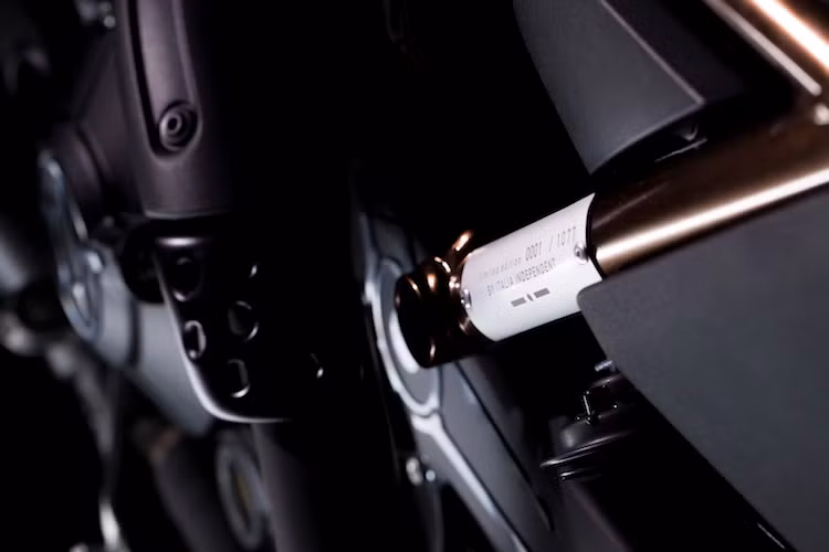 Ở phía bên phải thân xe được gắn thêm một tấm biển nhỏ dập tên phiên bản, kèm theo số thứ tự sản xuất của chiếc xe.