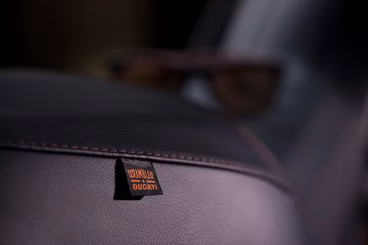 Bộ yên xe cũng đã được "làm mới" lại với chỉ màu đồng thêu và bề mặt yên làm bằng chất liệu nhung chống thấm nước.