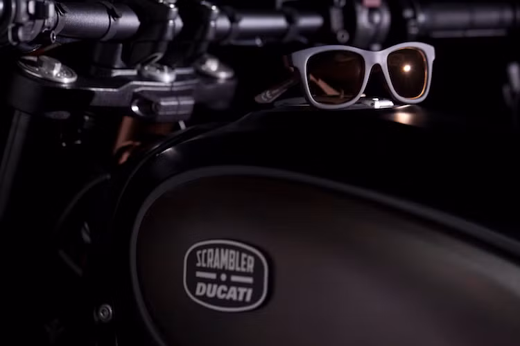 Là một sản phẩm hợp tác với hãng kính râm "hàng hiệu" Italia Dependant, khách hàng mua xe cũng sẽ được tặng kèm theo một chiếc kính râm được thiết kế đặc biệt cho chiếc xe.