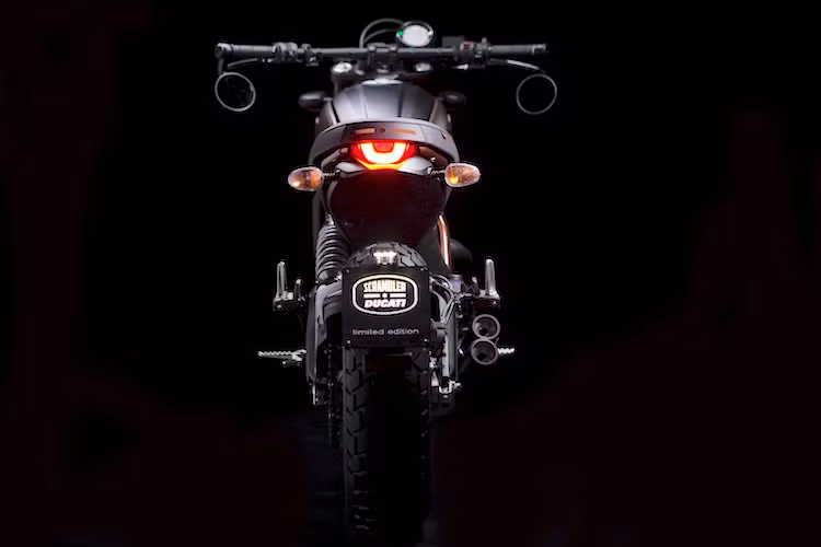 Cuối cùng, Ducati Scrambler Italia Dependant còn được trang bị sẵn pô độ Termignoni, vốn là tùy chọn trên những mẫu Scrambler khác.