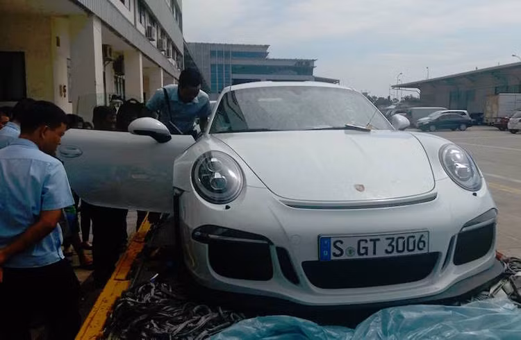 Chiếc siêu xe Porsche 911 GT3 RS được nhập về Việt Nam từ châu Âu có màu trắng và còn nguyên bảng số Đức để chuẩn bị trưng bày tại triển lãm VIMS.