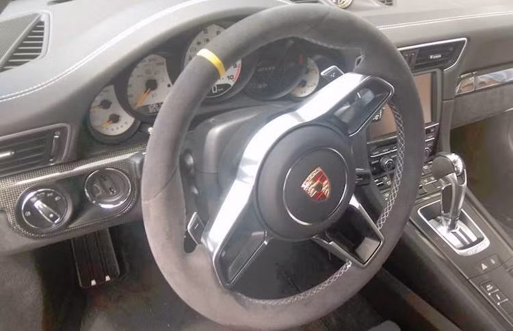 Bên trong nội thất, 911 GT3 RS cũng mang đậm phong cách xe đua, thể hiện ngay từ vô-lăng có vạch căn đường ở vị trí 12h và các chi tiết ốp sợi carbon.