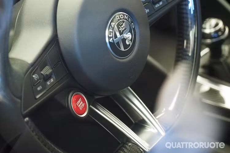 Dù không công bố bức hình chi tiết nào về nội thất, nhưng từ những chiếc xe được trưng bày tại buổi lễ ra mắt, có thể thấy Giulia sở hữu cabin với thiết kế rất ấn tượng.