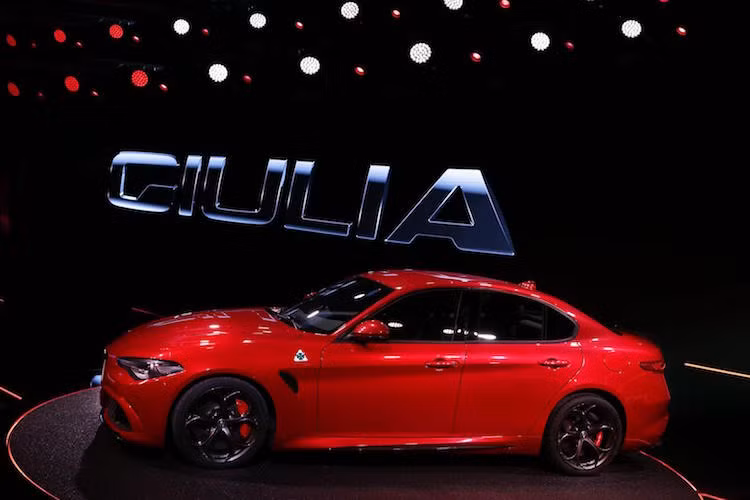 Sức mạnh của phiên bản Quadrifoglio được cung cấp bởi khối động cơ 6 x-lanh thẳng hàng tăng áp, với công suất lên tới 503 mã lực, giúp nó có thể đạt tốc độ 100 km/h sau 3,9 giây.