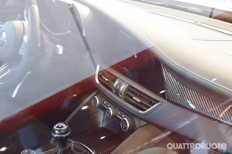 Alfa Romeo cũng đã khẳng định rằng chiếc xe sẽ có "vô-lăng đường kính nhỏ và các vật liệu cao cấp, bao gồm ốp gỗ hoặc sợi carbon.