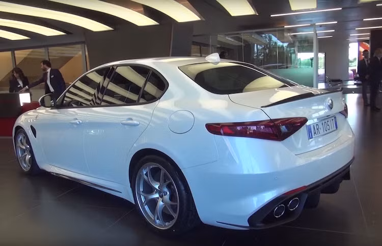 Nổi tiếng với những thiết kế đẹp mắt, Giulia thế hệ mới không làm "hổ danh" thương hiệu Alfa Romeo với những mảng thân xe "bốc lửa" đầy quyến rũ và đậm chất Ý.