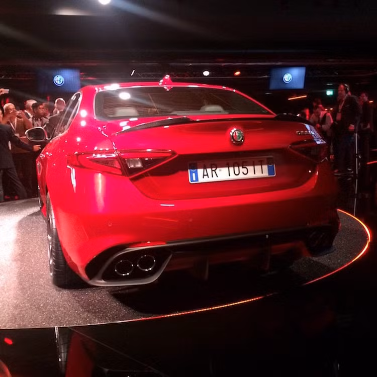 Sử dụng nền tảng khung sàn dẫn động cầu sau mới được hãng phát triển, tuy nhiên các phiên bản Giulia sẽ còn có thêm tuỳ chọn hệ dẫn động 4 bánh.