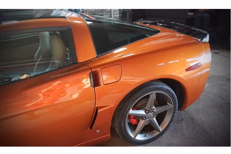 Chiếc xe thể thao này sở hữu bộ mâm hình sao 5 cánh mảnh mai, nó được giữ nguyên bản từ chiếc Corvette gốc.