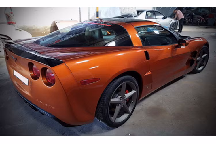 Ở phía sau đuôi xe chỉ có thêm cánh đuôi dạng nẹp tương tự như phiên bản hiệu năng cao Corvette ZR1